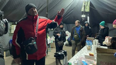 "Всі згуртувалися". Як франківець Роман Лазорик волонтерить у Дніпрі, поблизу місця падіння російської ракети "Всі згуртувалися". Як франківець Роман Лазорик волонтерить у Дніпрі, поблизу місця падіння російської ракети
