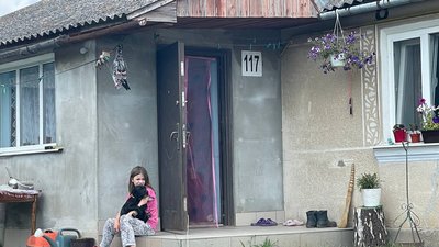 Дівчинка з собакою