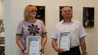 Художній розпис скла та рослиноплетіння: у тернопільському музеї виставка двох майстрів