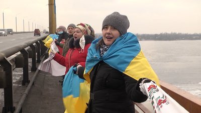 Ланцюг єдності на Антонівському мосту: херсонці відзначили День Соборності України Ланцюг єдності на Антонівському мосту: херсонці відзначили День Соборності України