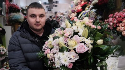 З квітами й фотозонами. Як відзначають День Святого Валентина в Чернівцях