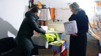 Аптечка, ковдри, засоби гігієни: як облаштовують вінницькі багатоповерхівки, які перемогли в проєкті "Укриття для життя"