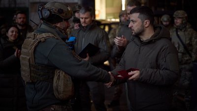 "Ми обовʼязково вистоїмо": Зеленський розповів про візит на лінію фронту в Бахмуті
