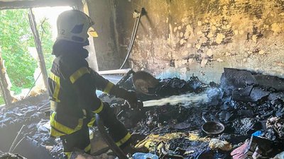 Рятувальник ДСНС гасить пожежу
