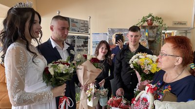 Весілля під обстрілами, а урочиста церемонія – в бібліотеці. Як херсонці довели, що кохання сильніше за війну Весілля під обстрілами, а урочиста церемонія – в бібліотеці. Як херсонці довели, що кохання сильніше за війну