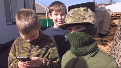 Автоволонтери облаштували "блок-пост" і збирають пожертви від водіїв, які потім передають на ЗСУ Автоволонтери облаштували "блок-пост" і збирають пожертви від водіїв, які потім передають на ЗСУ