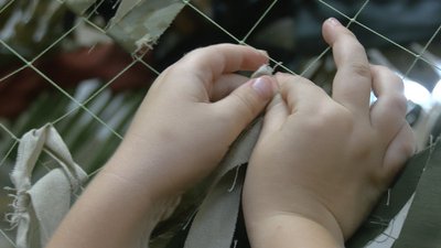 Навшпиньках плете сітки: як у Черкасах працює чотирирічний волонтер Навшпиньках плете сітки: як у Черкасах працює чотирирічний волонтер