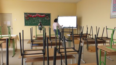 Телефоном чи з пагорба, де є мережа: як навчаються учні в селах Закарпаття, де немає інтернету Телефоном чи з пагорба, де є мережа: як навчаються учні в селах Закарпаття, де немає інтернету