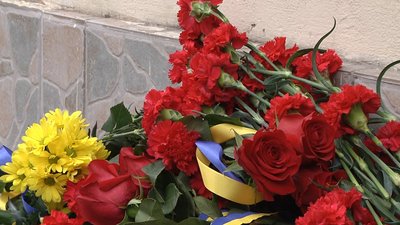 Мешканці Одеси та учні Військово-Морського ліцею вшанували пам’ять Героїв Крут Мешканці Одеси та учні Військово-Морського ліцею вшанували пам’ять Героїв Крут