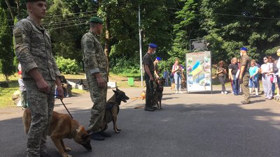 У львіському Парку культури провели парад військових собак