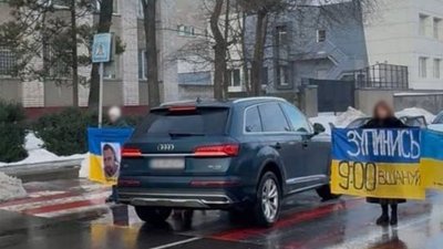 У Черкасах водій рушив крізь людей під час хвилини мовчання