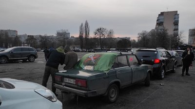 Харків’яни збирають з машин фігуру Victory, щоб вшанувати Кернеса Харків’яни збирають з машин фігуру Victory, щоб вшанувати Кернеса