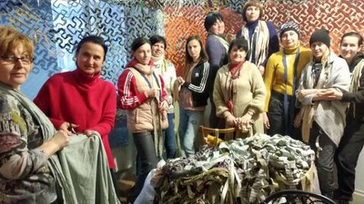 Сплели сіток стільки, як чотири футбольні поля. Як «яворинки» Кам'янського допомагають армії Сплели сіток стільки, як чотири футбольні поля. Як «яворинки» Кам'янського допомагають армії