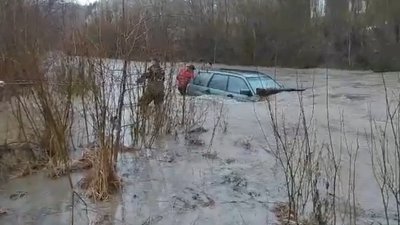 На Львівщині течія знесла автомобіль під час переїзду річки