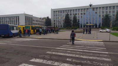 "Це вже крик душі": перевізники зігнали автобуси під Рівненську ОДА