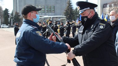 Крім службових автівок правоохоронцям вручили помпові рушниці. Фото: ХОДА