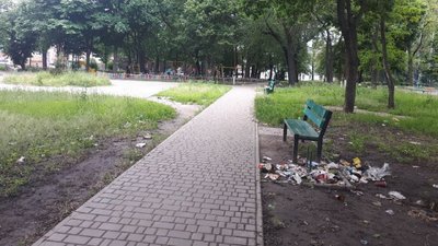 У Кропивницькому сквер “Покровський” заповнений сміттям