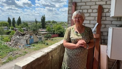Наталія на своєму балконі понівеченому російськими обстрілами