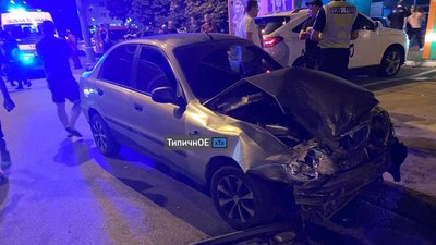 У Харкові водій протаранив три припарковані авто, травмувався пішохід