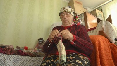 "Вирішила допомагати тим, чим можу": вінничанка за пʼять років звʼязала захисникам пів тисячі пар шкарпеток "Вирішила допомагати тим, чим можу": вінничанка за пʼять років звʼязала захисникам пів тисячі пар шкарпеток