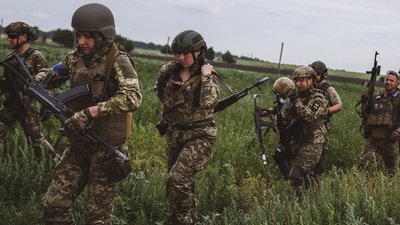 Бійці і бійчині гірсько-штурмової бригади ЗСУ