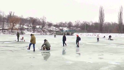 Інспектори рибоохорони штрафували кропивничан, які ловили рибу в зимувальних ямах Інспектори рибоохорони штрафували кропивничан, які ловили рибу в зимувальних ямах
