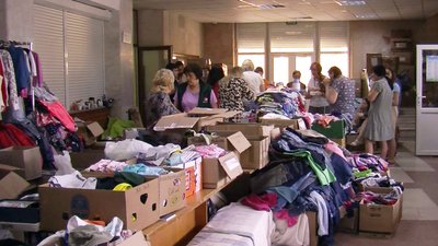 В одному з луцьких гуманітарних пунктів дорослим допомагають діти-волонтери