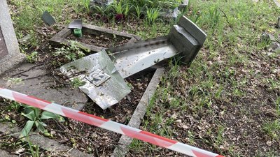 Пошкоджений надгробок ударом РФ на кладовищі №14 у Харкові, квітень 2024 року