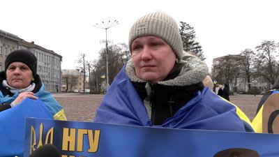"Волю захисникам ЧАЕС": у Чернігові рідні військовополонених вийшли на площу, щоб їх почули "Волю захисникам ЧАЕС": у Чернігові рідні військовополонених вийшли на площу, щоб їх почули