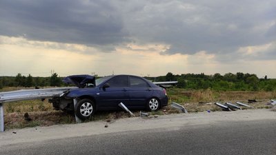 Під Полтавою легковик зіткнувся із відбійником, є загиблі Під Полтавою легковик зіткнувся із відбійником, є загиблі