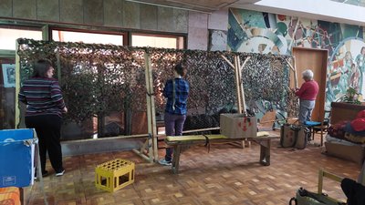 В Ужгороді не вистачає волонтерів для плетіння маскувальних сіток для військових В Ужгороді не вистачає волонтерів для плетіння маскувальних сіток для військових