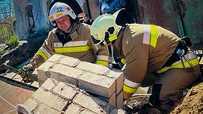 У Вознесенську чоловіка затисло бетонною плитою