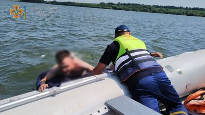 На Хмельниччині надзвичайники на Дністрі врятували двох людей