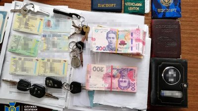 На Полтавщині двох депутатів затримали за вимагання понад 39 тисяч доларів На Полтавщині двох депутатів затримали за вимагання понад 39 тисяч доларів
