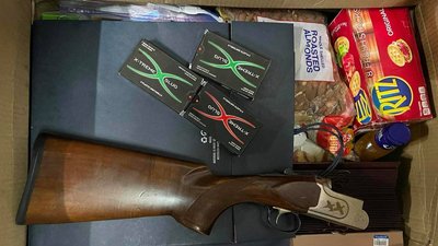 Собаки львівських митників Чейз та Тедді знайшли контрабандні таблетки та зброю Собаки львівських митників Чейз та Тедді знайшли контрабандні таблетки та зброю