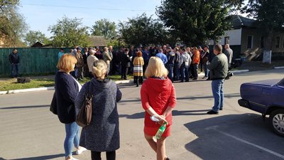Півсотні людей зібралися на мітингу під Новгород-Сіверським райвідділом поліції Півсотні людей зібралися на мітингу під Новгород-Сіверським райвідділом поліції