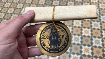 В історичному музеї у Дніпрі відшукали “капсулу часу” при демонтажі люстр