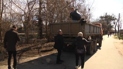 У Житомирі близько сотні людей долучилися до акції "Чистий день" У Житомирі близько сотні людей долучилися до акції "Чистий день"