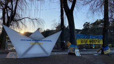 У Вільнюсі на вулиці, де розташоване посольство РФ, з’явились таблички "Героям України" У Вільнюсі на вулиці, де розташоване посольство РФ, з’явились таблички "Героям України"