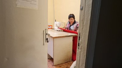 "Легке пір'я – важка робота". Кропивничанки шиють подушки та матраци для поранених бійців "Легке пір'я – важка робота". Кропивничанки шиють подушки та матраци для поранених бійців