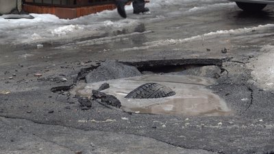 У Харкові вантажівка провалилась під асфальт У Харкові вантажівка провалилась під асфальт
