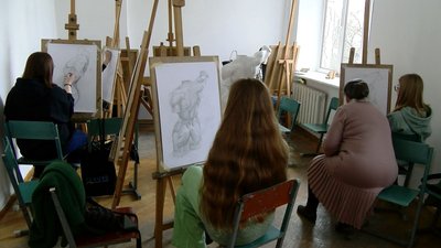 79-річна майстриня з Миколаєва творить гобелени у Луцьку 79-річна майстриня з Миколаєва творить гобелени у Луцьку