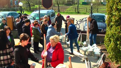 На Вінниччині переселенцям роздавали садовий інвентар та овочі на посадку На Вінниччині переселенцям роздавали садовий інвентар та овочі на посадку