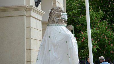 У Львові скульптури левів та античні статуї одягнули у вишиванки
