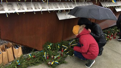 У Львові рідні Героїв Небесної Сотні прикрасили різдвяними віночками Меморіал