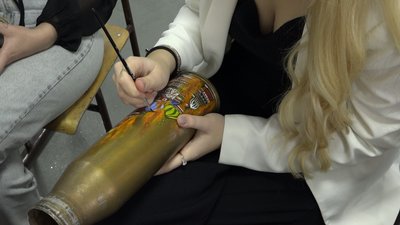 Розмальовує гільзи, щоб продати на аукціоні. Дочка бійця з Прикарпаття збирає гроші на авто для 102 бригади Розмальовує гільзи, щоб продати на аукціоні. Дочка бійця з Прикарпаття збирає гроші на авто для 102 бригади