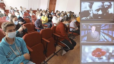 У Кропивницькій гімназії учням розповіли про трагедію Бабиного Яру У Кропивницькій гімназії учням розповіли про трагедію Бабиного Яру