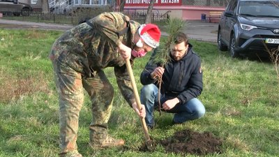 Різдвяну алею з 20-ти ялинок висадили запоріжці у "Парку громади" Різдвяну алею з 20-ти ялинок висадили запоріжці у "Парку громади"