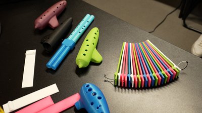 Дідусь був би в шоці: Onuka зіграла на 3D-копіях інструментів Олександра Шльончика Дідусь був би в шоці: Onuka зіграла на 3D-копіях інструментів Олександра Шльончика