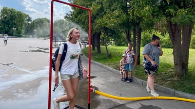"Допомагають рятуватися в спеку": в райцентрах Рівненщини рятувальники розмістили водні рамки "Допомагають рятуватися в спеку": в райцентрах Рівненщини рятувальники розмістили водні рамки